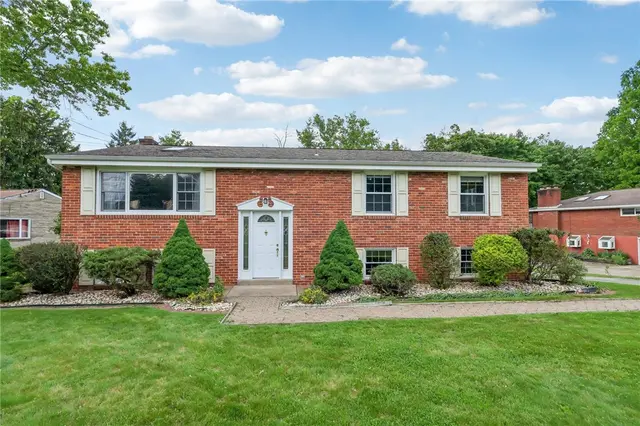 1921 Shady Oak Cir gallery image 2