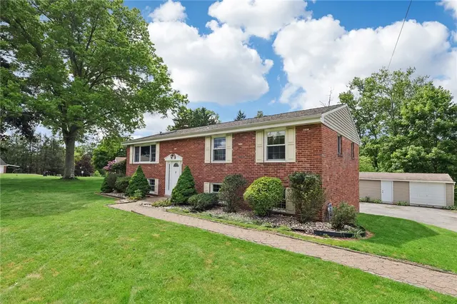 1921 Shady Oak Cir gallery image 3