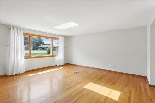1921 Shady Oak Cir gallery image 5