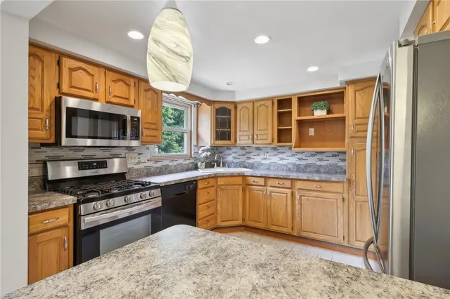 1921 Shady Oak Cir gallery image 8