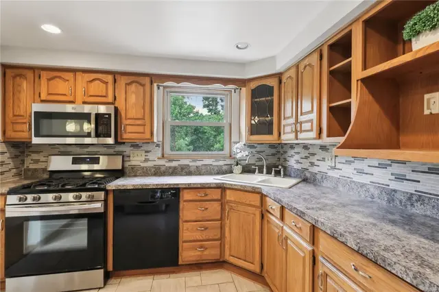 1921 Shady Oak Cir gallery image 9