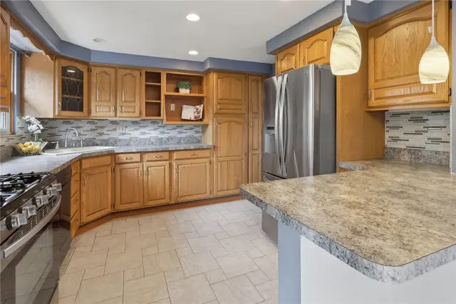 1921 Shady Oak Cir gallery image 11
