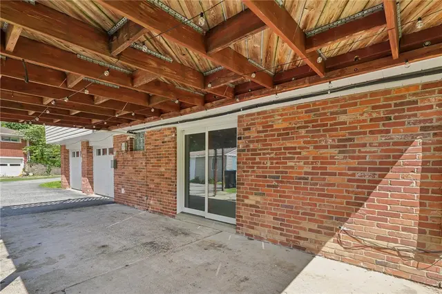 1921 Shady Oak Cir gallery image 32