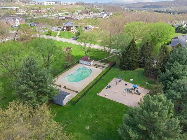 196 Woodhaven Drive gallery image 18