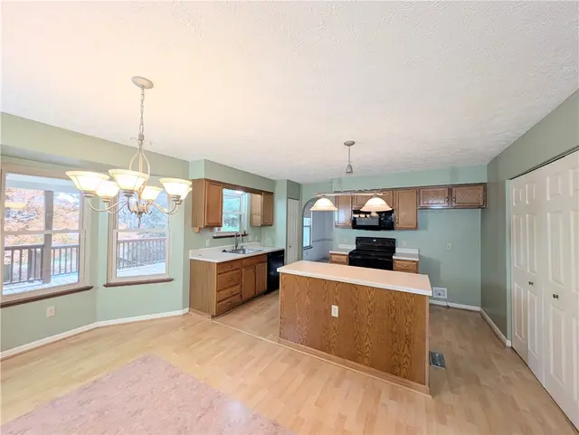 200 Jaclyn Dr gallery image 3