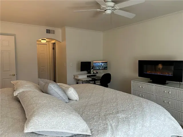 2008 Thornberry Dr 2008 gallery image 13