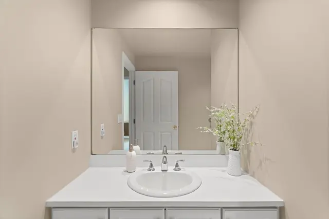 201 Adams Pointe Blvd 10 gallery image 10