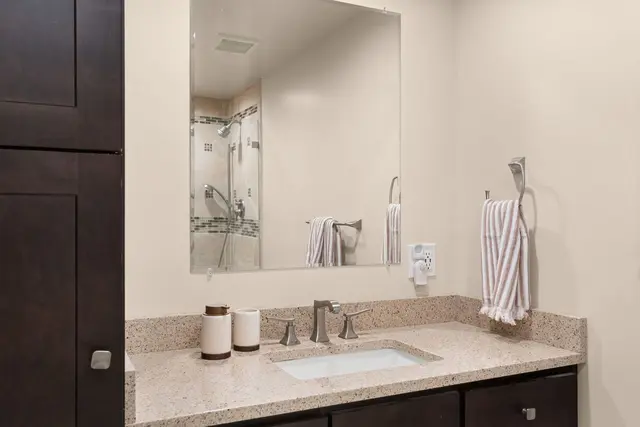 201 Adams Pointe Blvd 10 gallery image 11