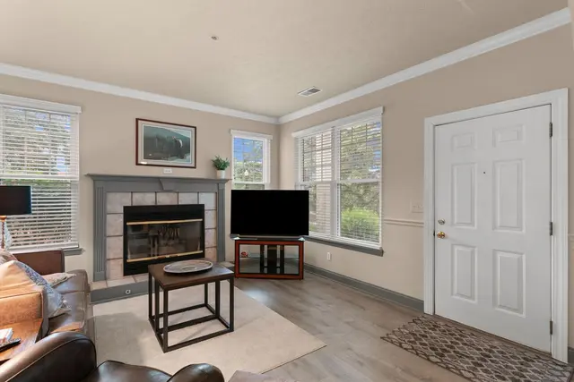 201 Adams Pointe Blvd 10 gallery image 32
