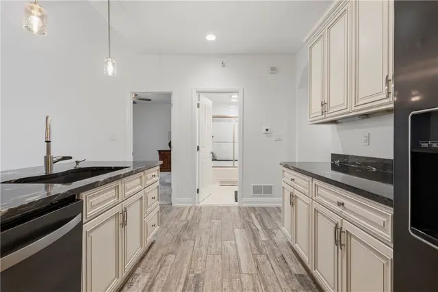 201 Adams Pointe Blvd 4 gallery image 3