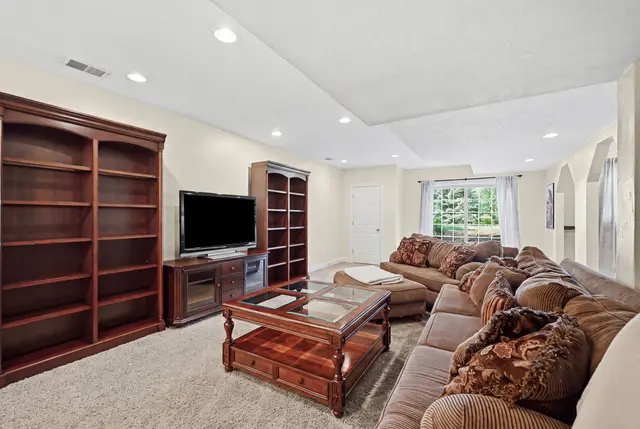 201 Crawford Court gallery image 5