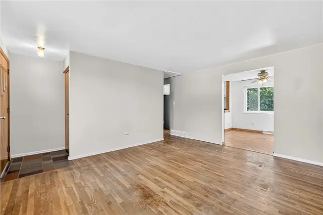 201 Grant Ave gallery image 16