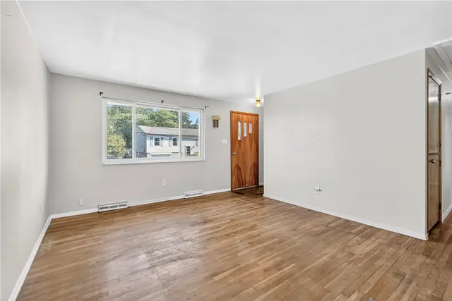 201 Grant Ave gallery image 22