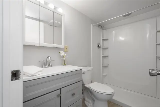 201 Grant St 111 gallery image 2