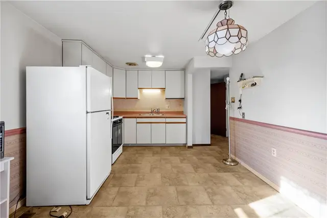 201 Kenney Dr gallery image 2