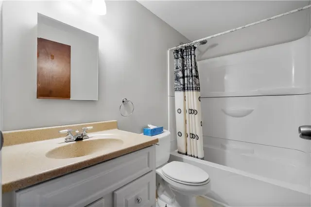 201 Kenney Dr gallery image 4