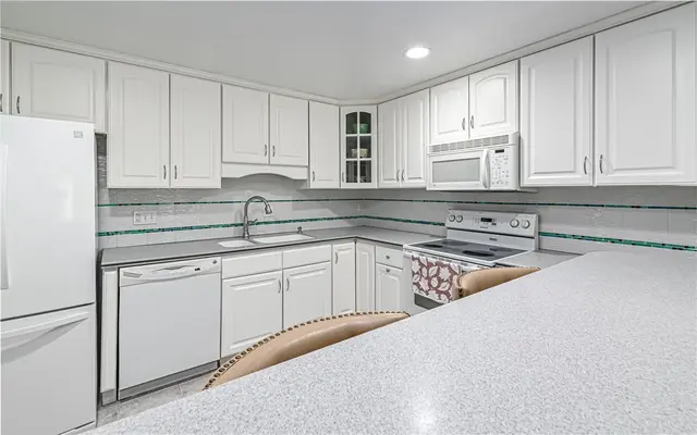 201 Pine Ct gallery image 30