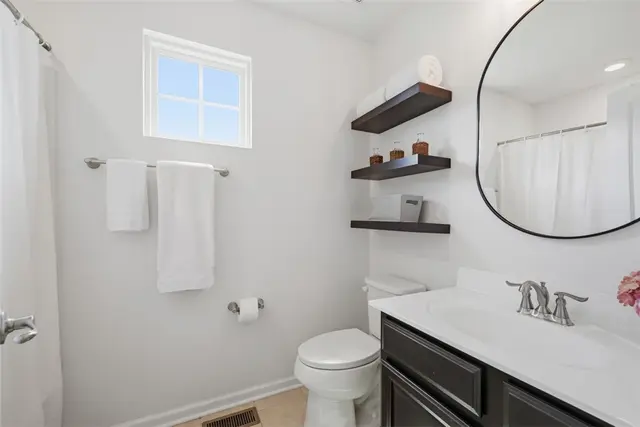 201 Thornapple Lane gallery image 18