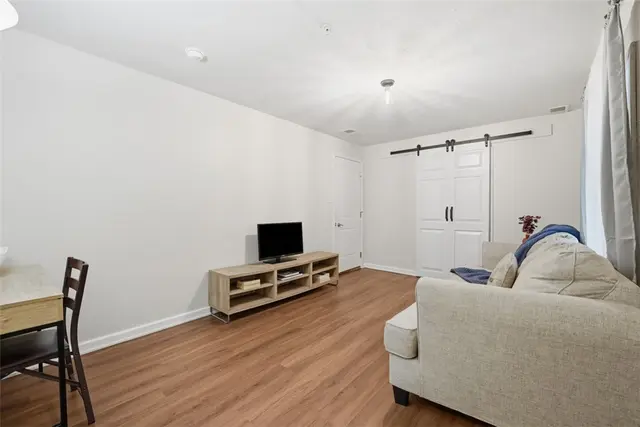 201 Thornapple Lane gallery image 19