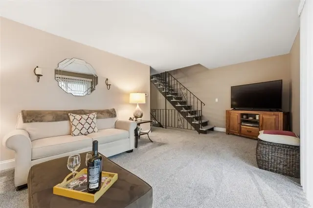 201 Woodbridge Dr gallery image 8
