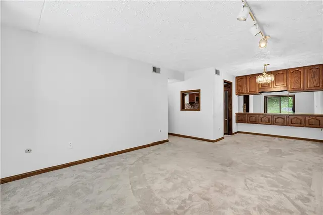 2011 Thornberry Dr gallery image 2