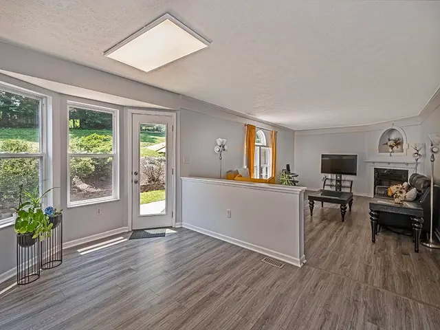2013 Blossom Dr gallery image 14