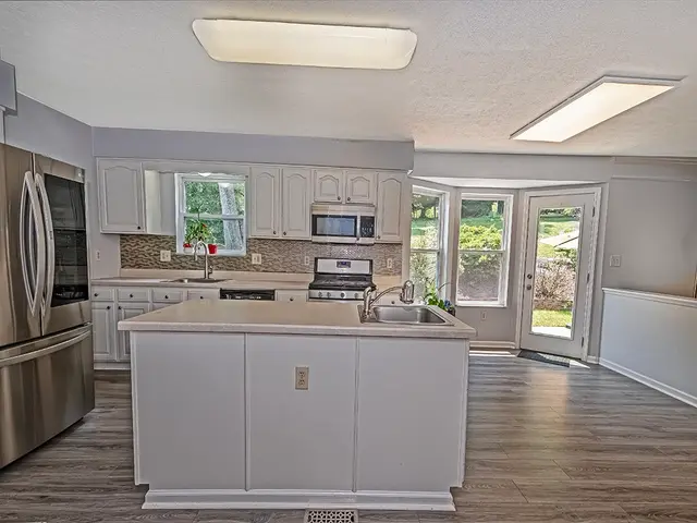 2013 Blossom Dr gallery image 17