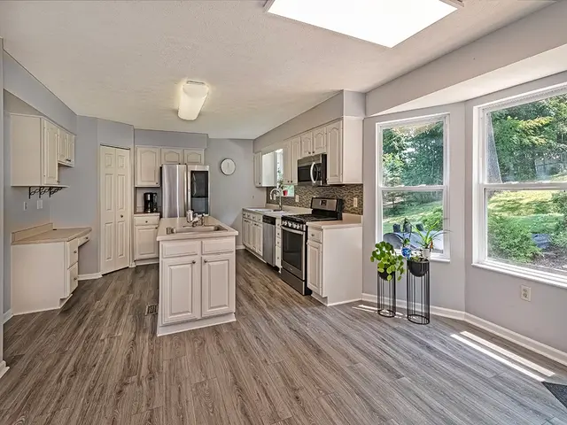 2013 Blossom Dr gallery image 25