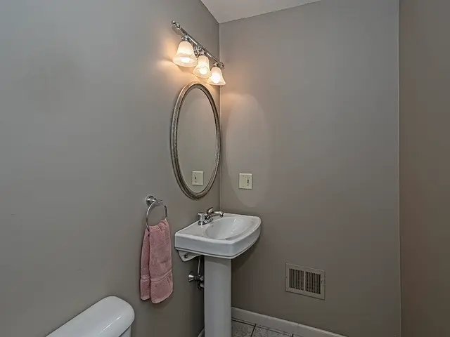 2013 Blossom Dr gallery image 30