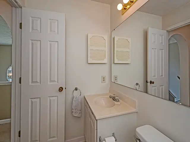 2013 Blossom Dr gallery image 35