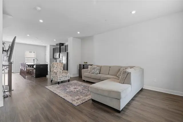 202 Amon St gallery image 4