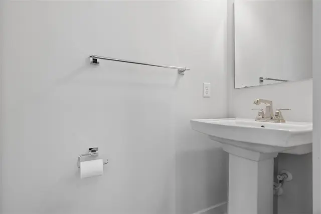 202 Amon St gallery image 21