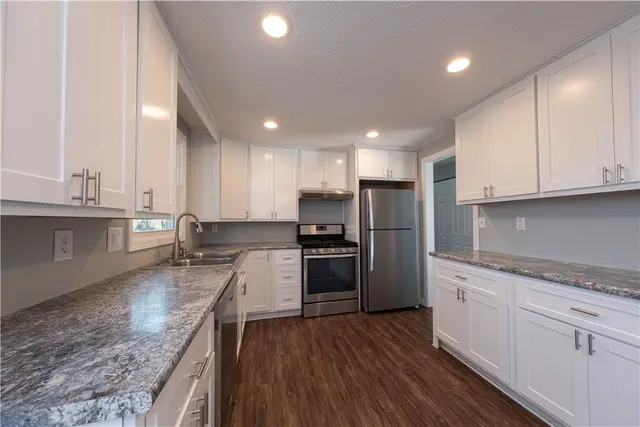 202 Cameron Dr gallery image 8
