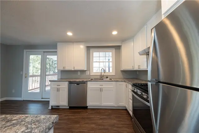 202 Cameron Dr gallery image 9