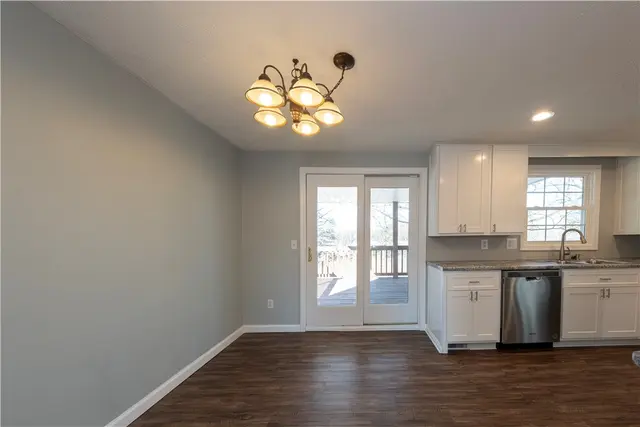 202 Cameron Dr gallery image 12