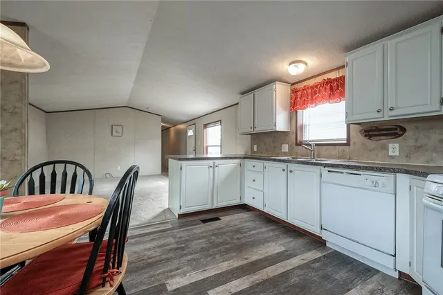 203 Forest Dr gallery image 6