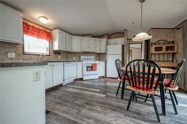 203 Forest Dr gallery image 17