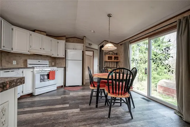 203 Forest Dr gallery image 22