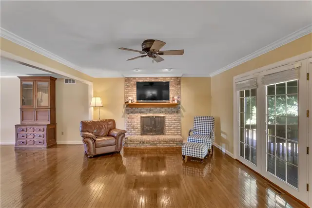 203 Royal Doulton Ct gallery image 11