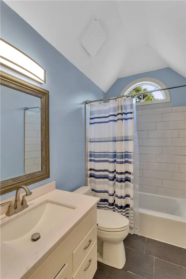 203 Royal Doulton Ct gallery image 17