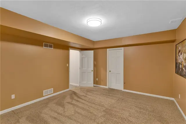 203 Royal Doulton Ct gallery image 18