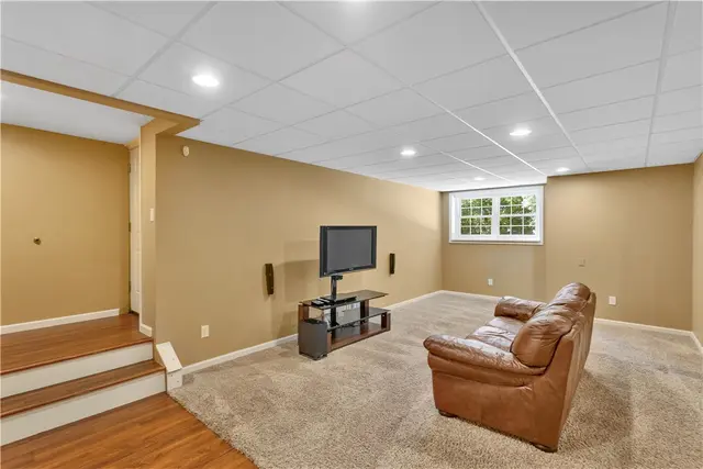 203 Royal Doulton Ct gallery image 19
