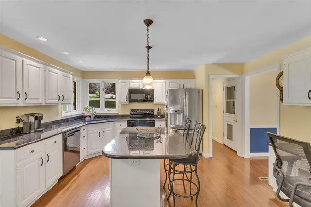 203 Royal Doulton Ct gallery image 20