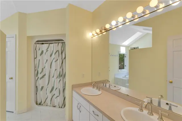 203 Royal Doulton Ct gallery image 21