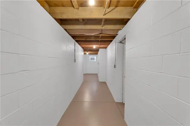 203 Royal Doulton Ct gallery image 23
