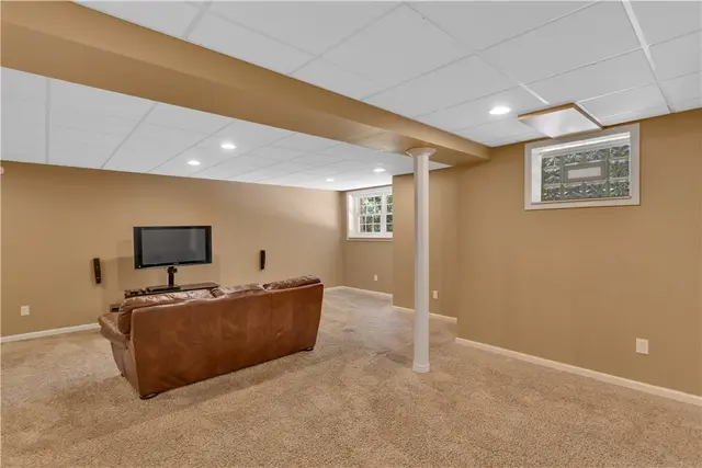 203 Royal Doulton Ct gallery image 24
