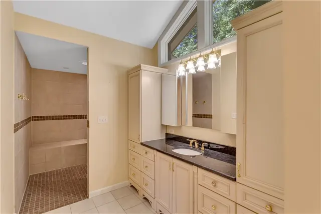 203 Royal Doulton Ct gallery image 25