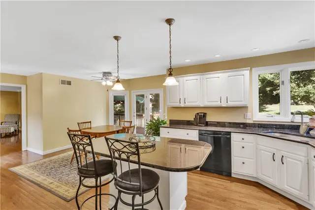 203 Royal Doulton Ct gallery image 28
