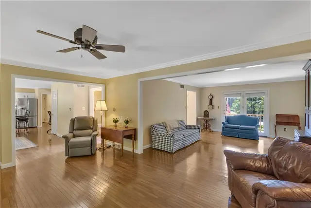 203 Royal Doulton Ct gallery image 29