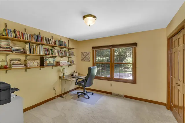 203 Royal Doulton Ct gallery image 30